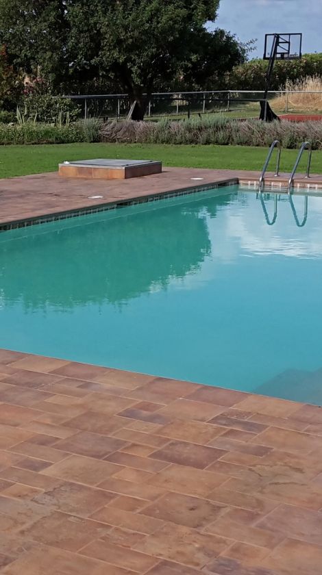 Καθαρισμός μοντέρνας πισίνας από την Art Water